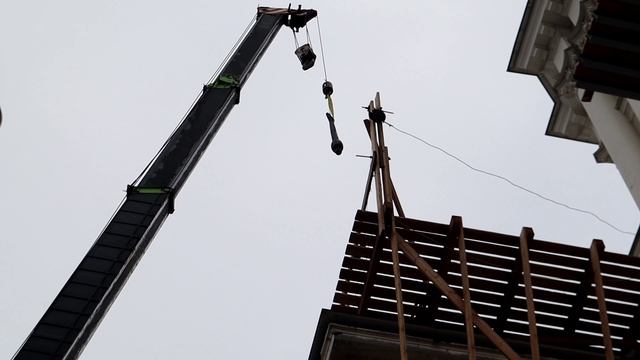Язык от колокола весом 300 килограмм тоже поднимают на колокольню.  Суббота, 24 мая 2025 г