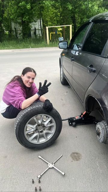 Посвящение ученицы в шиномонтажники! А вы умеете менять колеса?