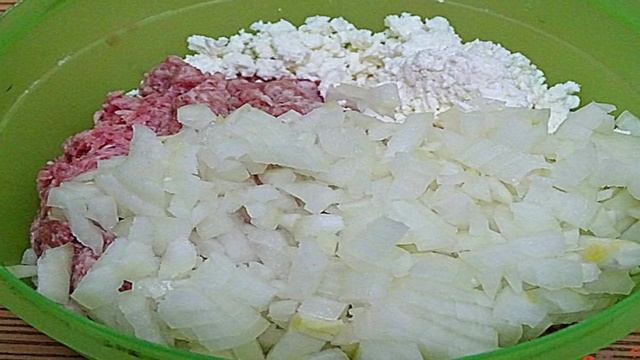 Котлеты из смешанного фарша с луком и творогом