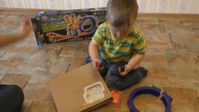 Рома и Диана ★ RikRok Master Jamp супер игрушка! Как Hot Wheels! Взрывает бочки!