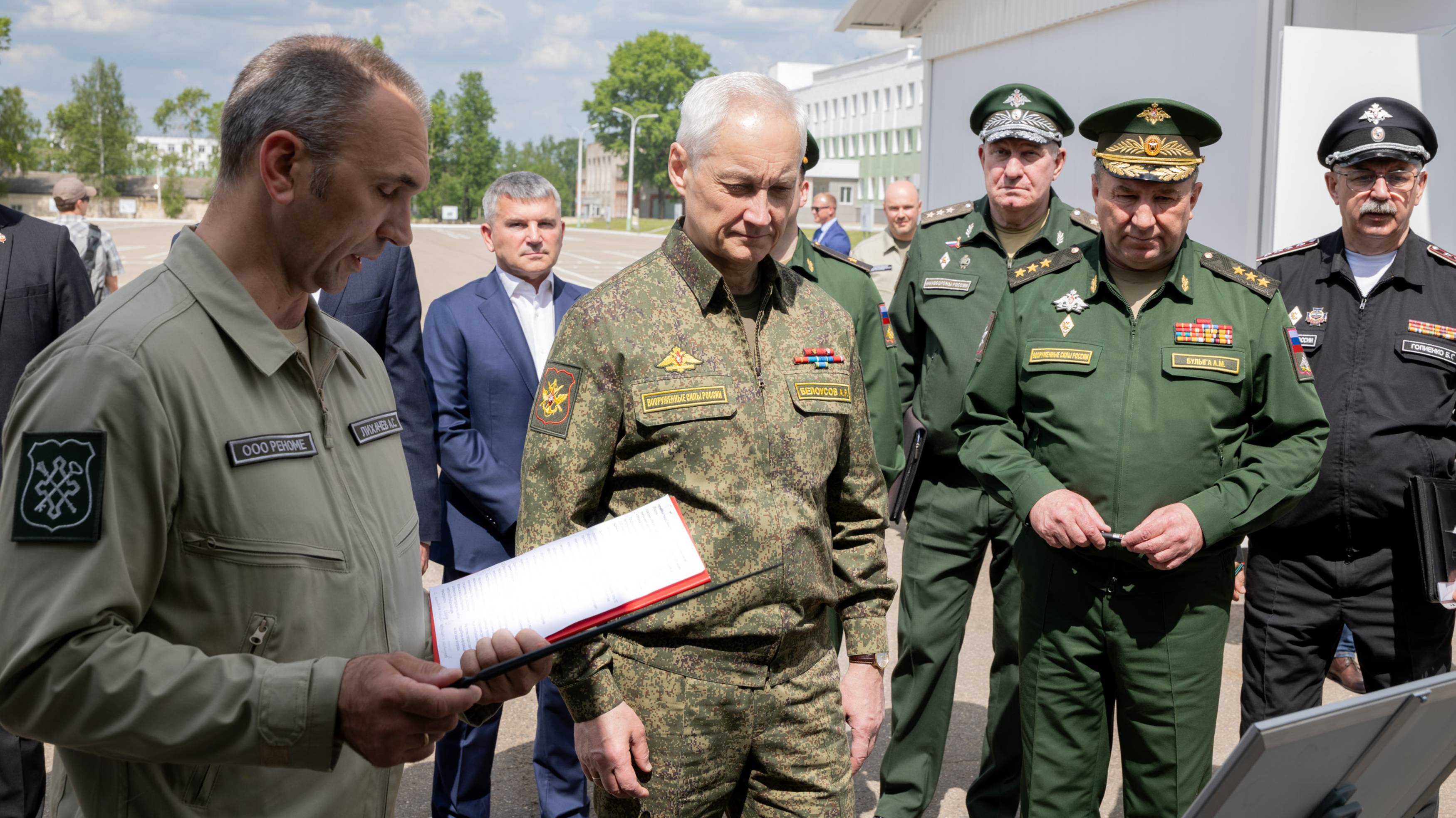 Министр обороны РФ Андрей Белоусов ознакомился с современными образцами быстровозводимых блочно-моду