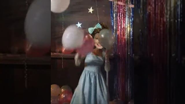 Видео поздравление с днем рождения для женщины или де?