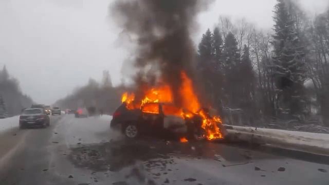 Машина горит на трассе Вологда-Новая Ладога