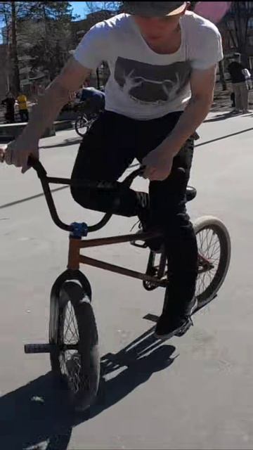 Трюки на BMX в Новосибирском скейт-парке