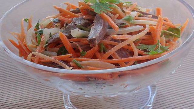 Салат из моркови, сердца и маринованного лука