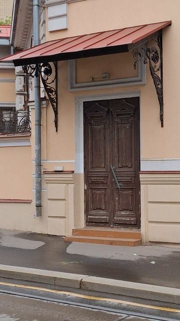 Древняя дверь вызывает восторг😁🥰