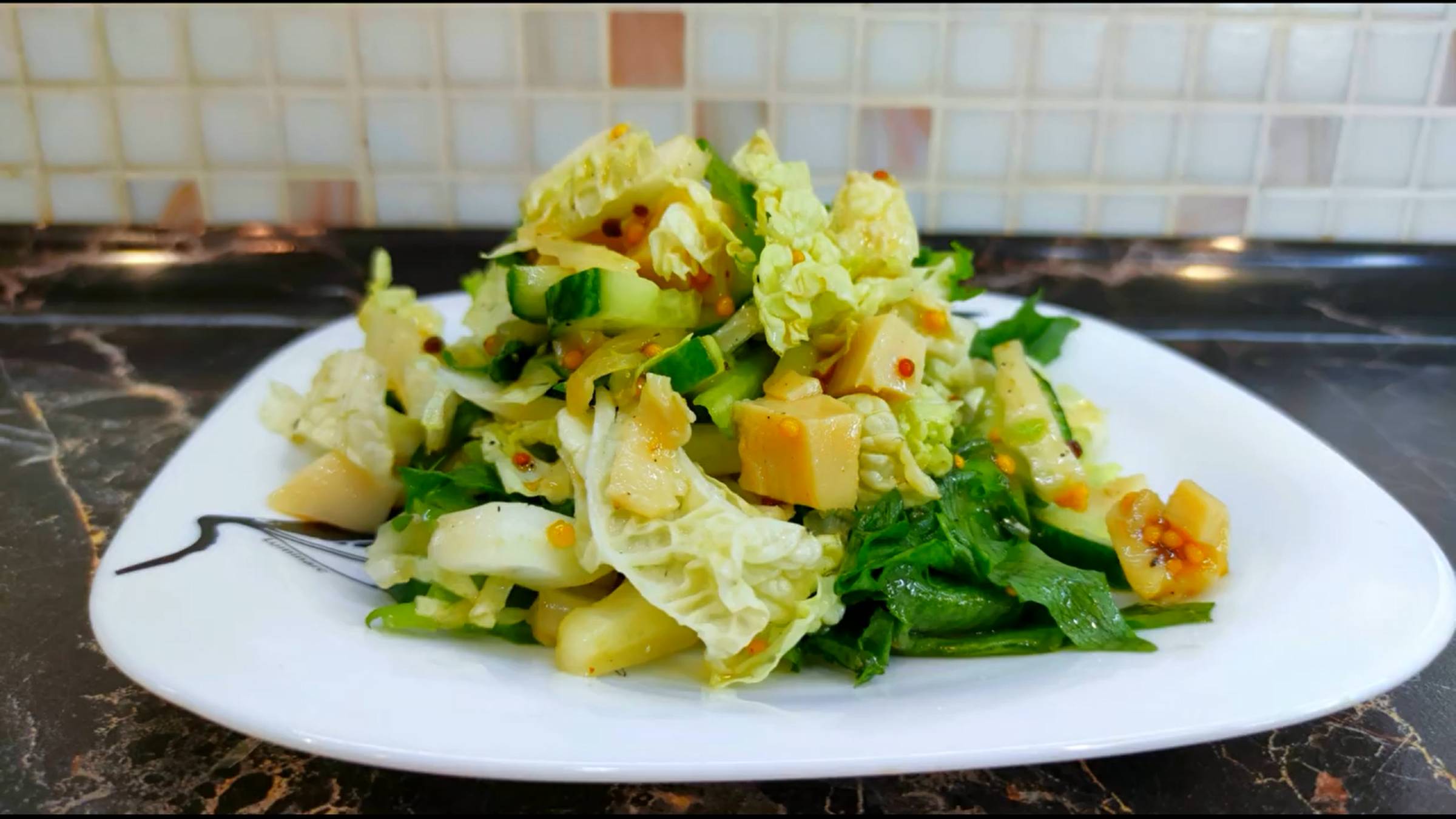 Салат с капустой и кальмарами. Ну куда проще то. Вкусный и быстрый салат.