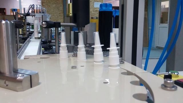 Закручивание спрея для носа на роторной машине МРР "Ромашка"