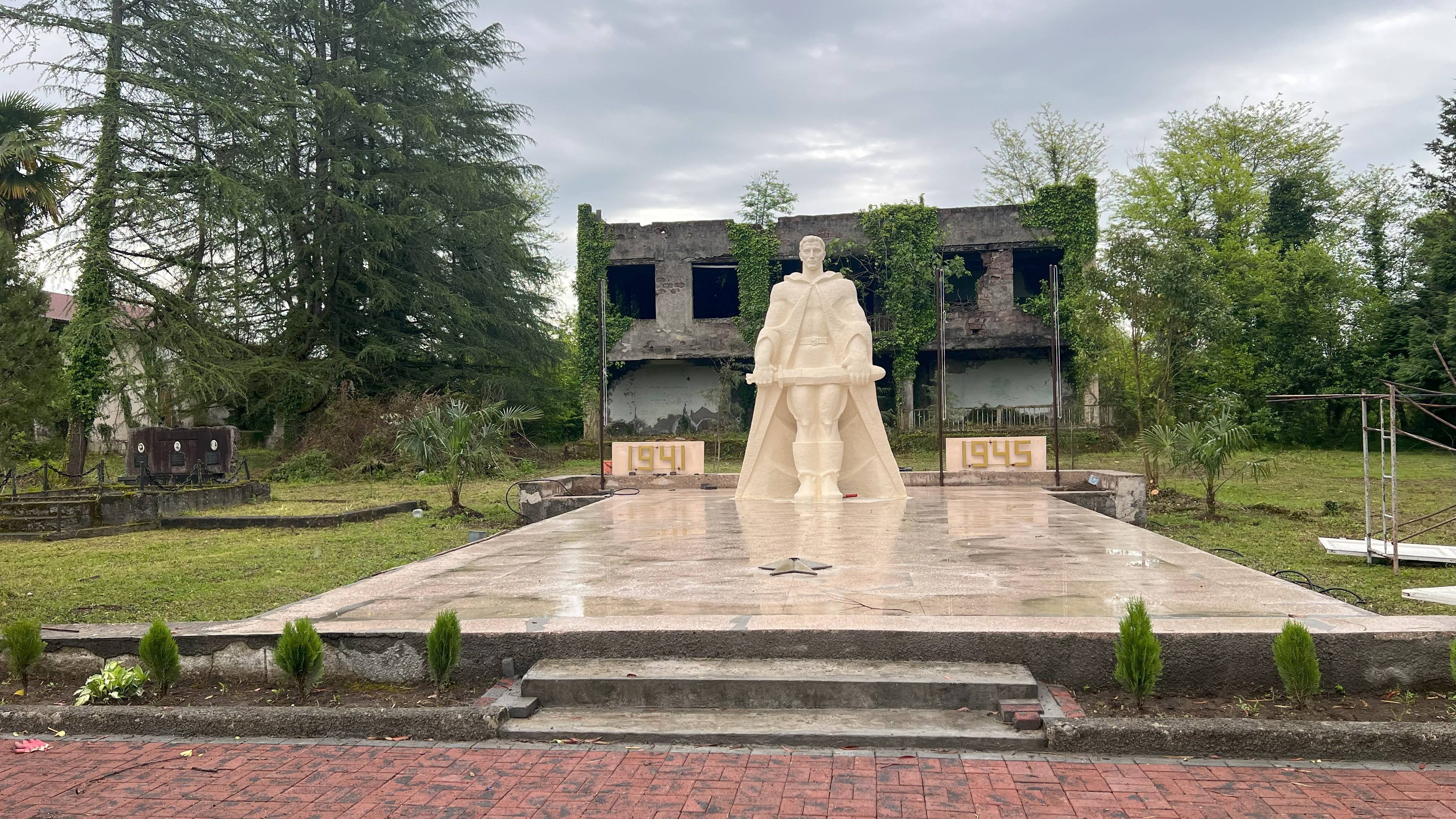 Памятник неизв солдату в с. Беслахуба Очамчырского