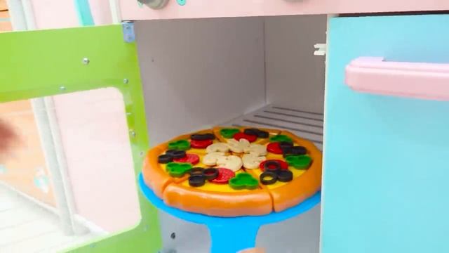 Влад и Никита Дети учатся готовить пиццу и помогать друг другу
