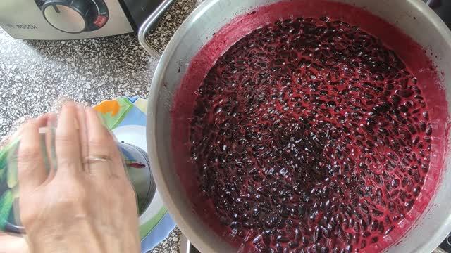 Бархатное варенье пятиминутка из жимолости