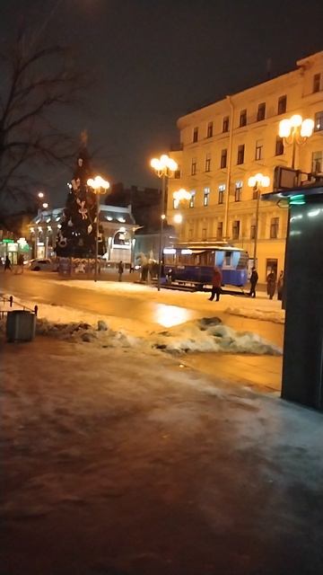 У метро Василеостровская вечером, Петербург. 15 января 2025.