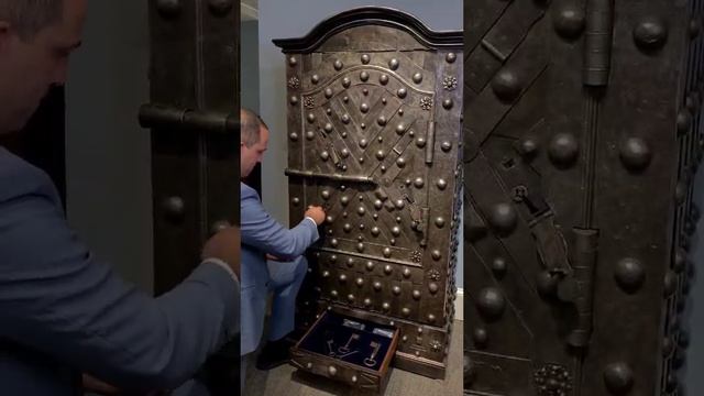 Прямо-таки сейф-головоломка с потайными замками, XVIII век.