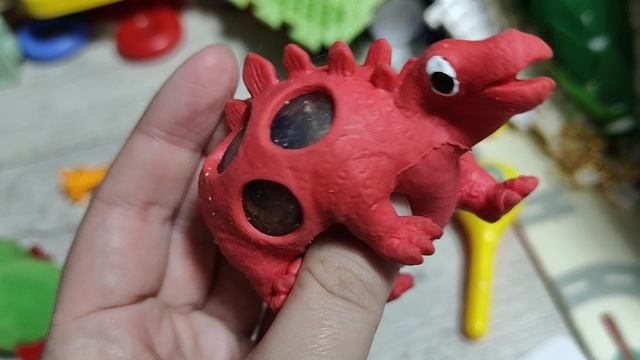 играем в динозаврика для детей