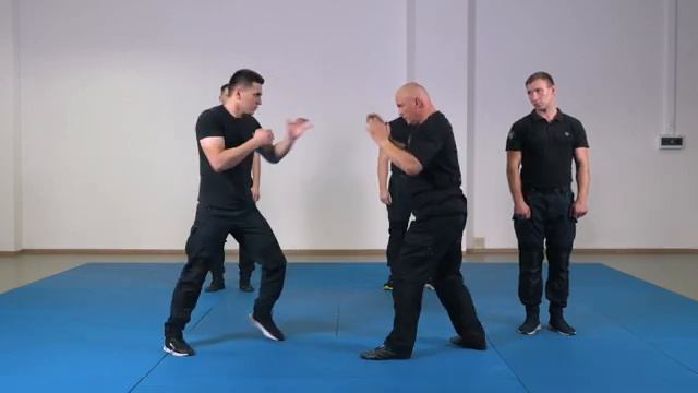 💢Защита локтями от прямого удара рукой.