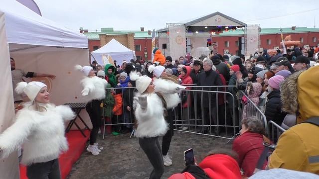 Проводы Масленицы в Санкт-Петербурге: Блинный пирог и сжигание чучела