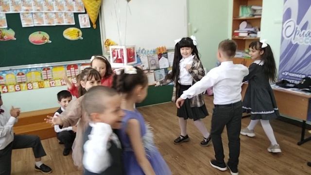 лезгинка с первоклашками которые теперь во 2 а классе