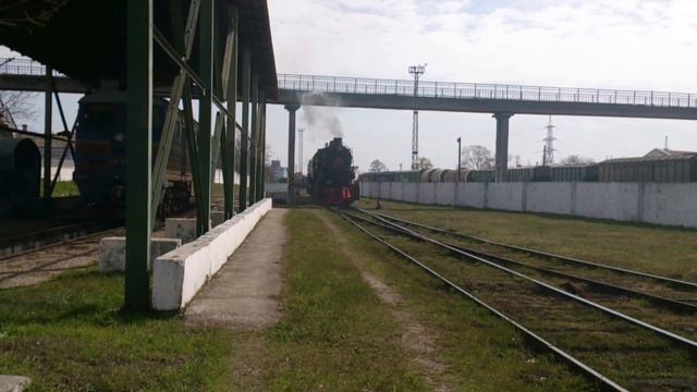 Паровозы Л 2055 и Л 5282 в Керченском лок депо апрель 2016 г