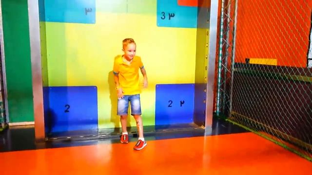 Влад и Никита Влад и Никита вместе с мамой играют в детском учебном центре
