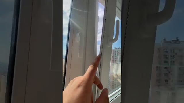Отделка балкона ламинатом в светлых тонах