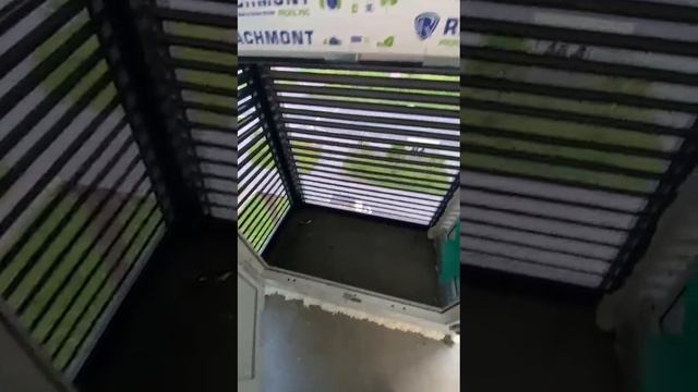 Шкаф короб под кондиционер на балконе с фасадным остеклением