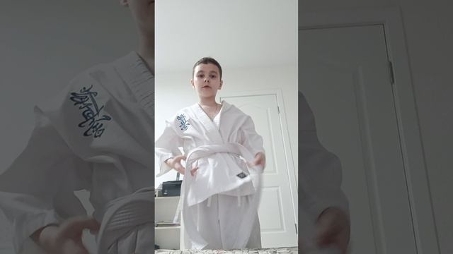 Даня показывает как завязывать пояс 🥋 на кимано