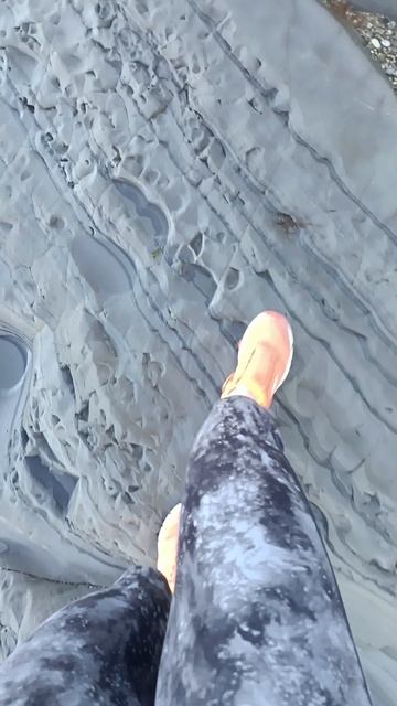 Шторм разделил пляж на 2 половины Агой 2025