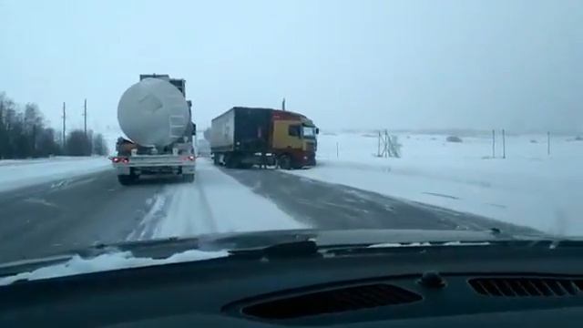 Фура вылетела на встречку М4-Дон