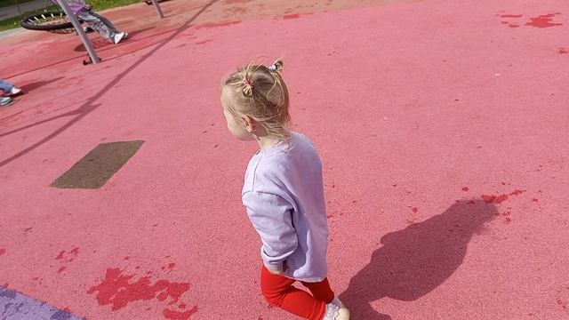 Даша гуляет на площадке