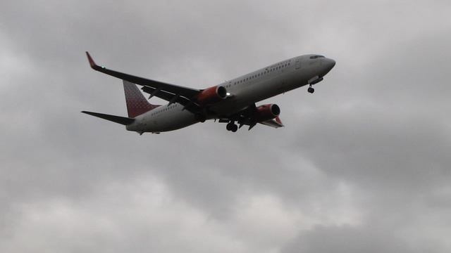 Современный Boeing 737-900 авиакомпании "Россия" заходит на посадку в Шереметьево
