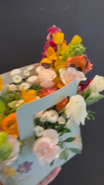 «Цветочная симфония в коробке: нежный букет для особенного момента! 🌸