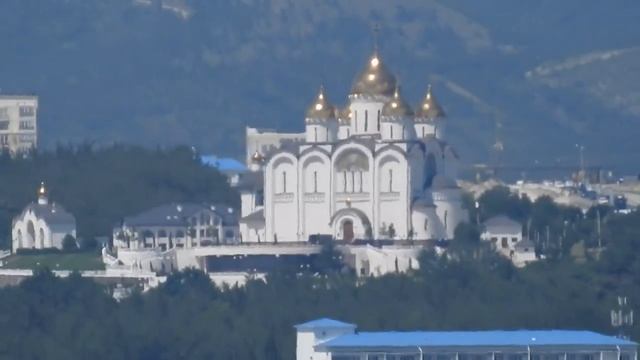 Очень красивый храм в Геленджике. Приближение через всю бухту.
