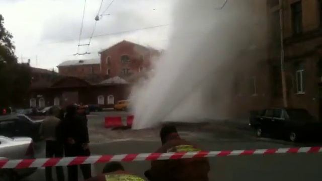 Прорыв трассы горячей воды