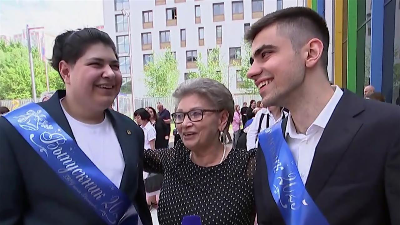Во многих российских школах сегодня прозвенел последний звонок