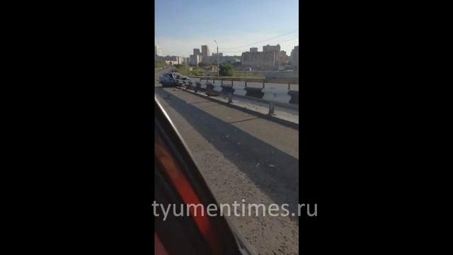 На профсоюзном мосту в Тюмени прошило насквозь ВАЗ 2112