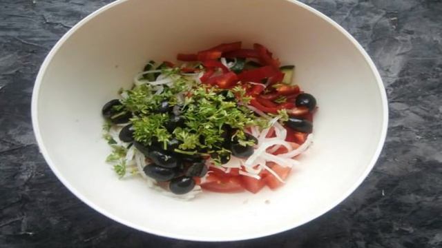 Овощной салат с творогом и маслинами