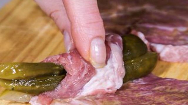Говядина с маринованными огурцами