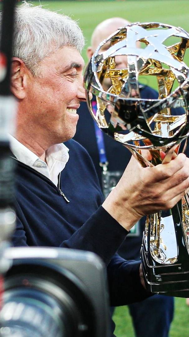 Сергей Галицкий поднимает чемпионский кубок. 🏆