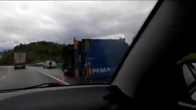 На трассе М-5 на бок упала фура
