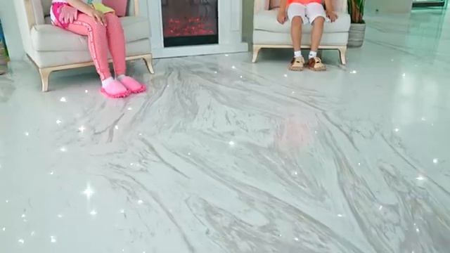 Диана и Рома весёлая уборка дома с родителями