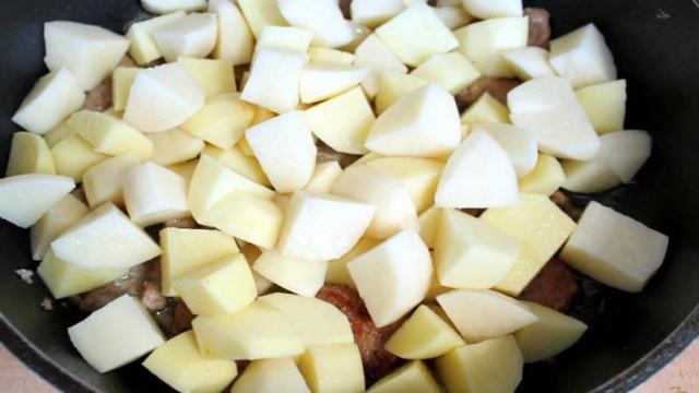 Картофель тушеный с телятиной, перцем и лепестками чернобрывцев