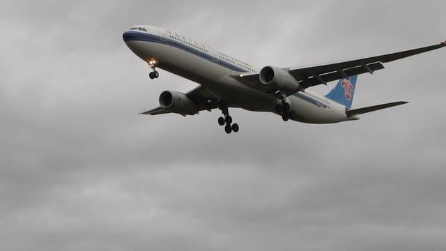 Аэробус А-330-300 Китайской авиакомпании  "Southern Airlines" в Шереметьево.