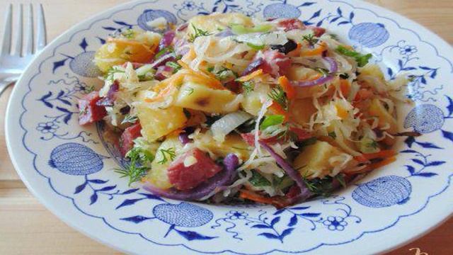 Теплый салат с квашеной капустой и копченой колбасой