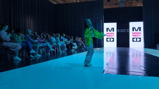 ЭВА МАК с песней "Одинокий самокат" выступила на МОДА ФЕСТ юга России 2025!