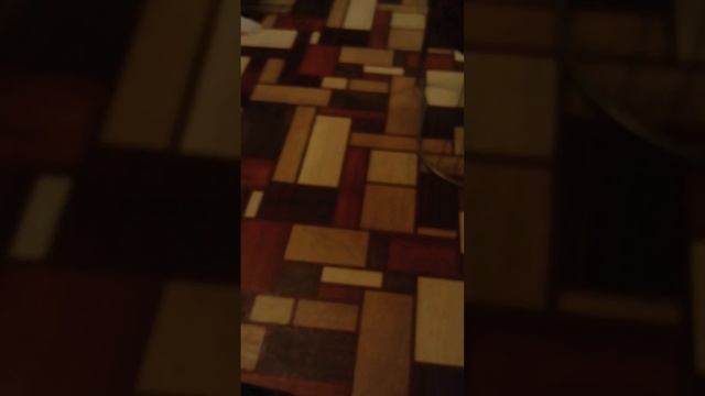 сделал телефон и включил песню