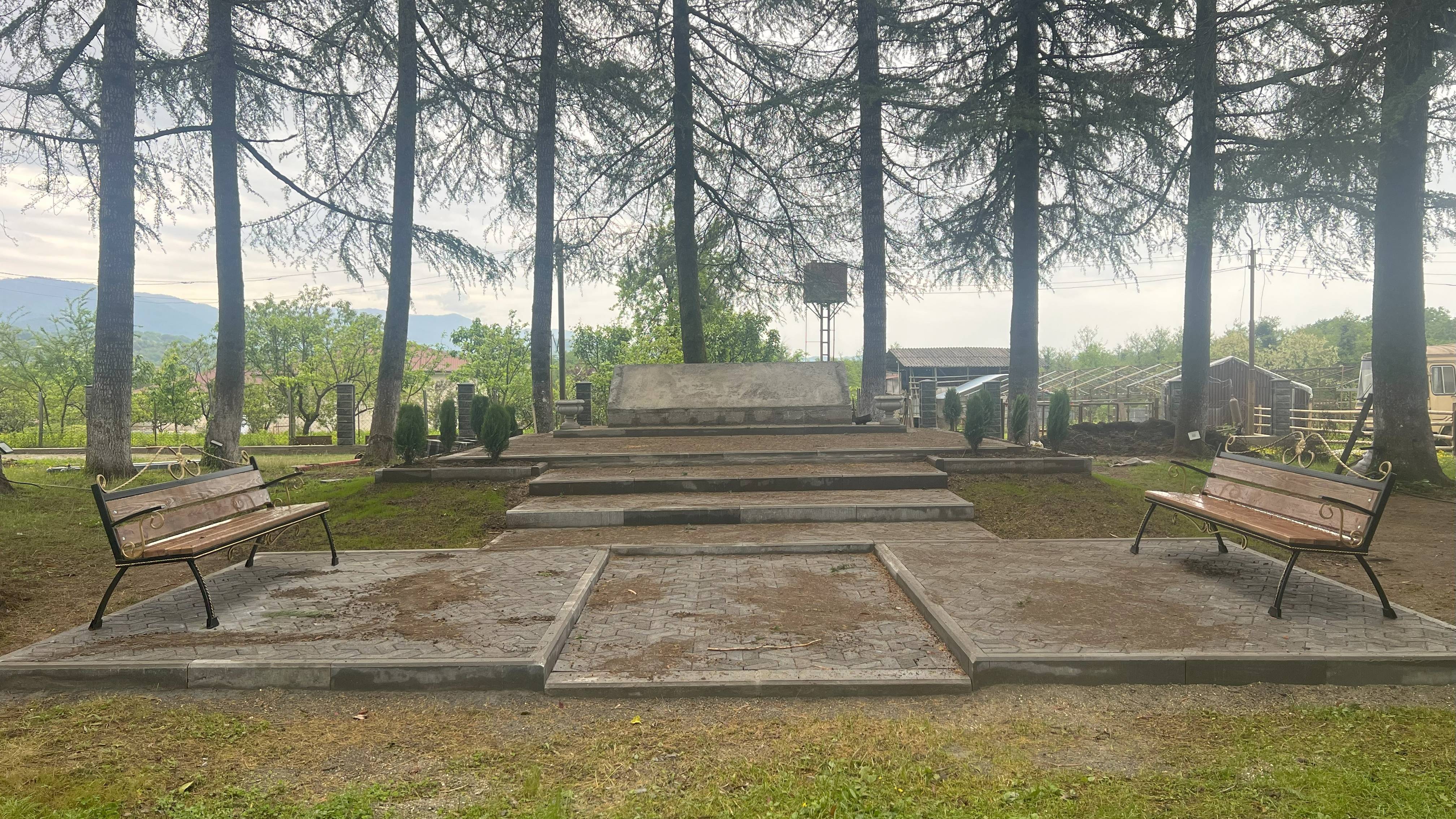 Возведение памятника в с. Акуаскиа Очамчырского рн