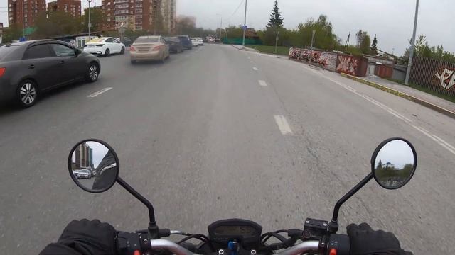 Мопед JT50 пропускает велосепедиста и встраивается с хо