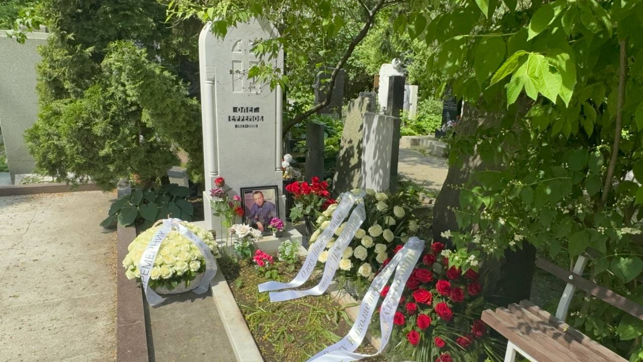 Умер от рака легких в 72 года... 25 лет прошло со дня смерти актёра Олега Ефремова 24 мая 2025. 🙏