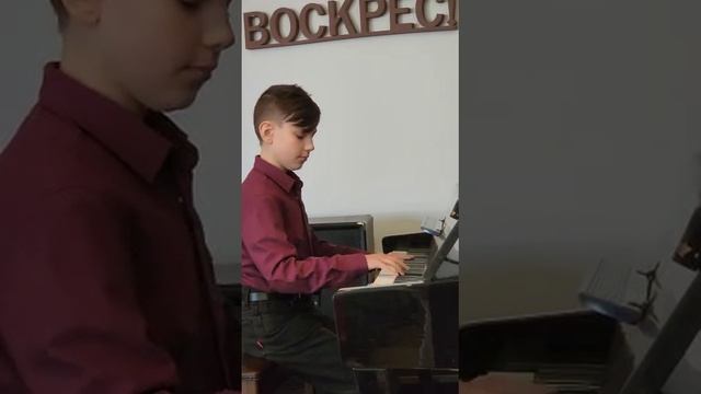 Ярослав играет в церкви на пасху