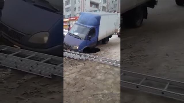 В Волжске (Марий Эл) автомобиль при движении чуть не уш